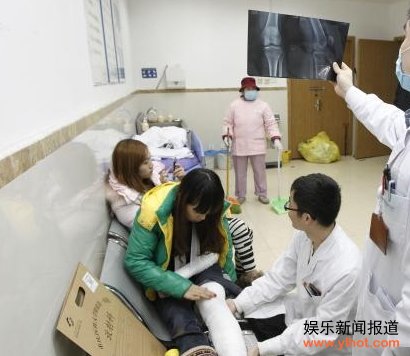 图为医院急诊大厅内，医生正在查看伤者病情。